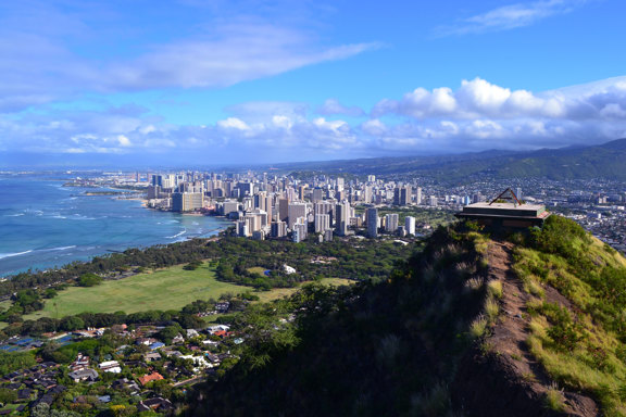 DIAMOND HEAD CRATER HIKE